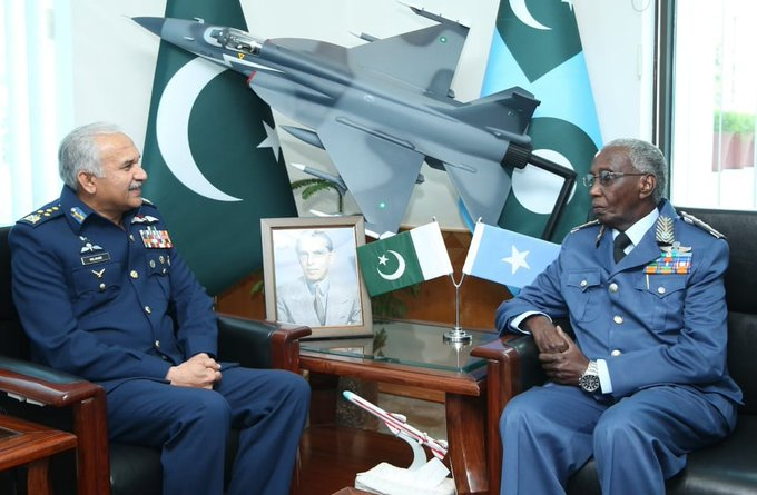 Somalia army cheif meets his counterpart Pakistani army cheif